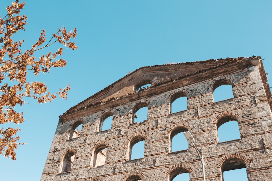Schäbige Fassade des mittelalterlichen zerstörten Gebäudes